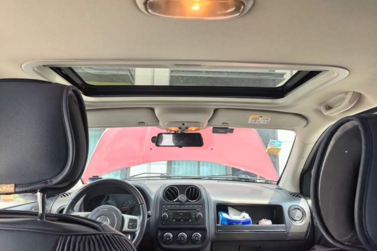 Used Jeep Compass 2013 2.4L four-wheel-drive sport version Headliner