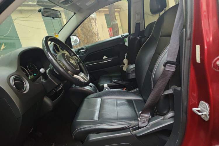 Used Jeep Compass 2013 2.0L Two-Wheel Drive Black Luxury Edition Left Front Seat