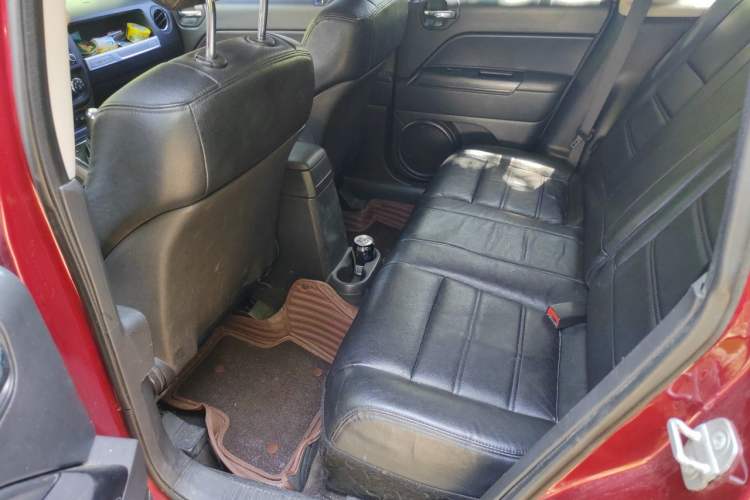 Used Jeep Compass 2013 2.4L four-wheel-drive sport version Left Rear Seat
