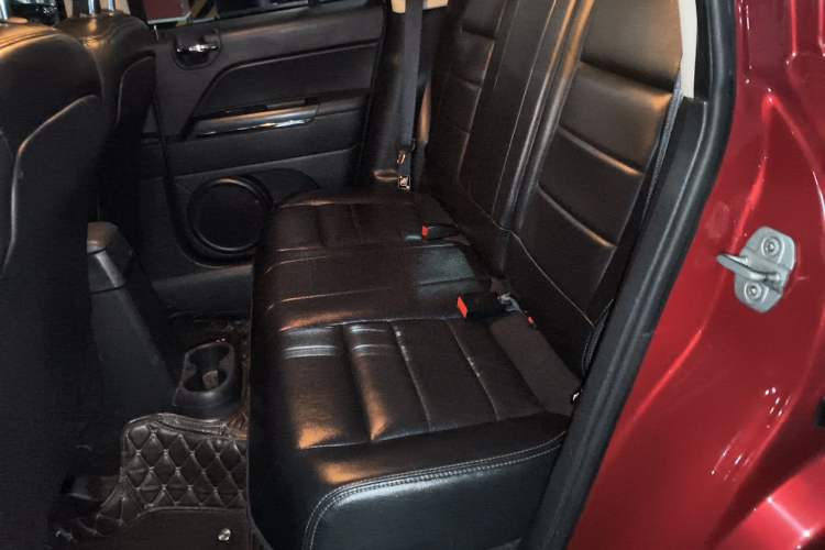 Used Jeep Compass 2013 2.4L four-wheel drive luxury version Left Rear Seat
