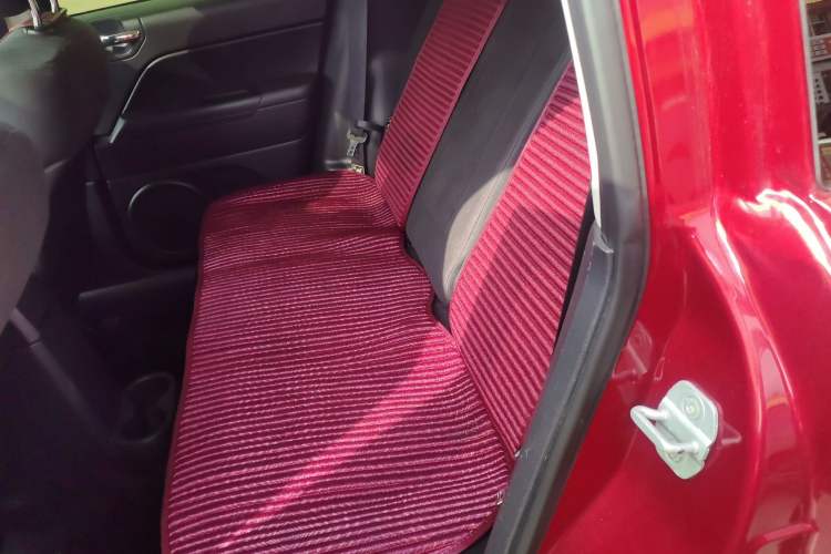 Used Jeep Compass 2013 2.4L four-wheel drive urban version Left Rear Seat
