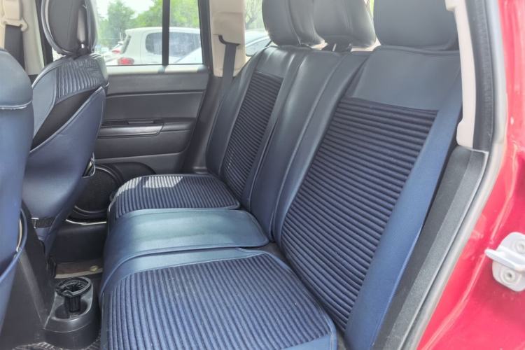 Used Jeep Compass 2013 2.4L four-wheel-drive sport version Left Rear Seat