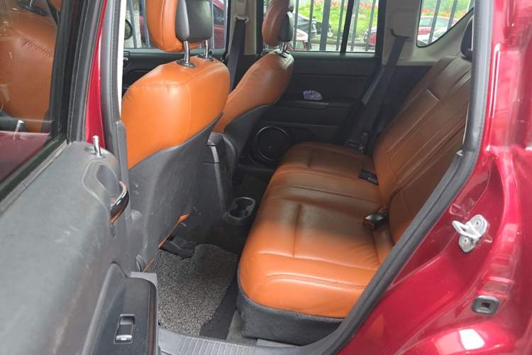 Used Jeep Compass 2013 2.4L four-wheel-drive sport version Left Rear Seat