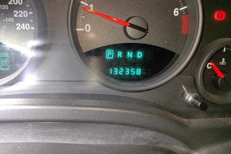 Used Jeep Compass 2013 2.4L four-wheel-drive sport version Odometer Close Up