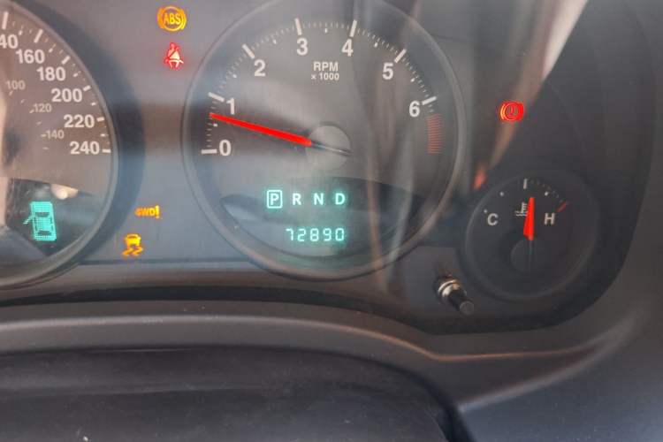Used Jeep Compass 2013 2.4L four-wheel-drive sport version Odometer Close Up