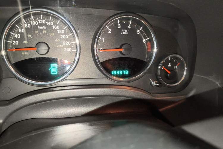 Used Jeep Compass 2013 2.4L four-wheel drive luxury version Odometer Close Up
