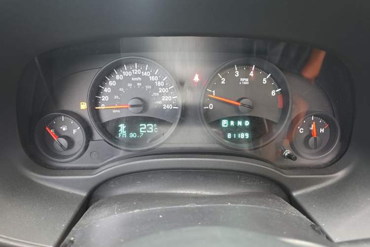 Used Jeep Compass 2013 2.4L four-wheel-drive sport version Odometer Close Up