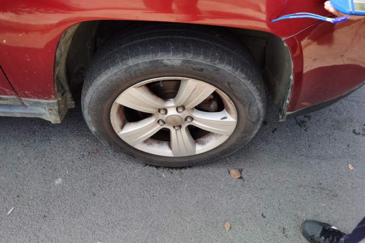 Used Jeep Compass 2013 2.0L two-wheel drive sport version Right Front Wheel Hub