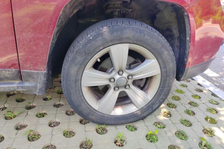 Used Jeep Compass 2013 2.4L four-wheel-drive sport version Right Front Wheel Hub