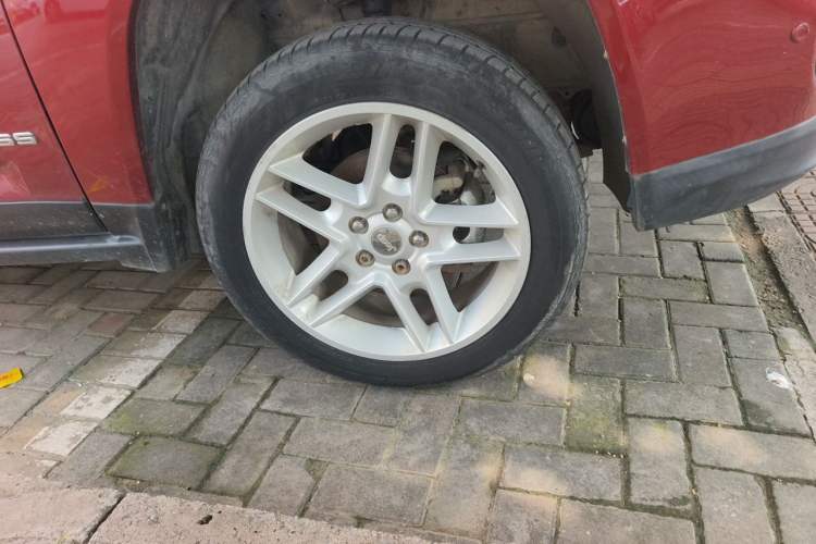 Used Jeep Compass 2013 2.0L two-wheel drive luxury version Right Front Wheel Hub