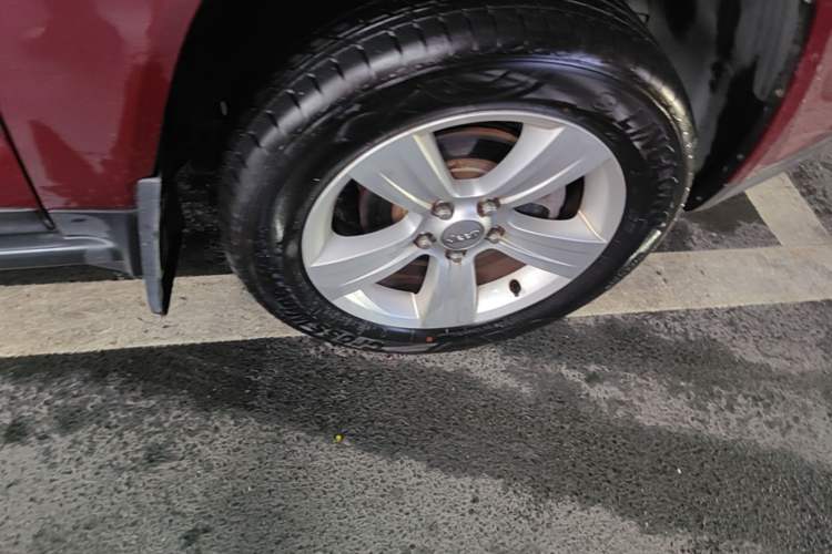 Used Jeep Compass 2013 2.0L two-wheel drive sport version Right Front Wheel Hub