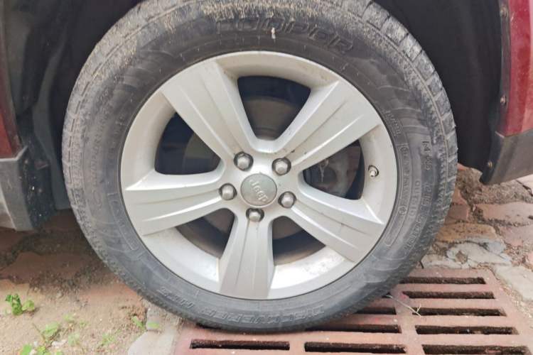 Used Jeep Compass 2013 2.4L four-wheel-drive sport version Right Front Wheel Hub