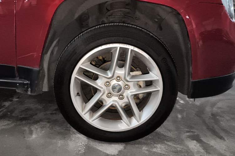 Used Jeep Compass 2013 2.4L four-wheel drive luxury version Right Front Wheel Hub