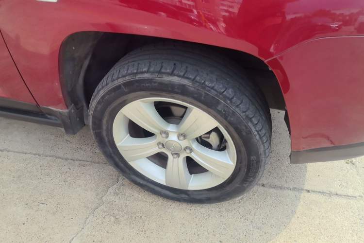 Used Jeep Compass 2013 2.4L four-wheel drive urban version Right Front Wheel Hub