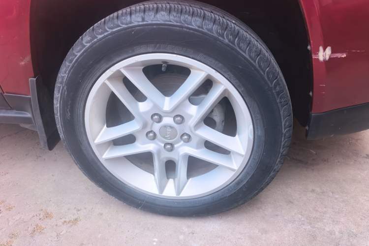Used Jeep Compass 2013 2.4L four-wheel drive luxury version Right Front Wheel Hub