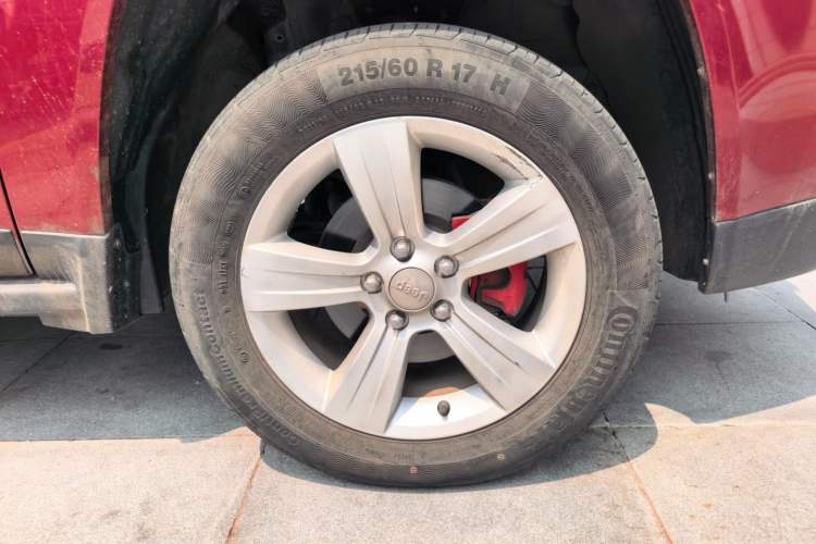 Used Jeep Compass 2013 2.4L four-wheel-drive sport version Right Front Wheel Hub