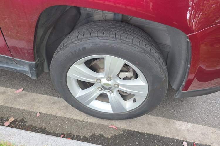 Used Jeep Compass 2013 2.4L four-wheel-drive sport version Right Front Wheel Hub