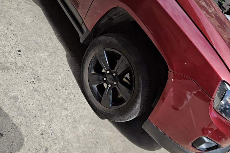 Used Jeep Compass 2013 2.4L four-wheel-drive sport version Right Front Wheel Hub