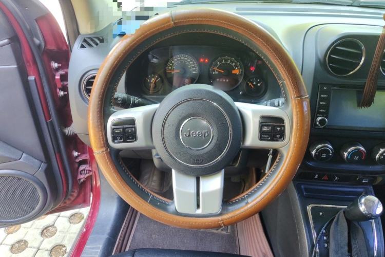 Used Jeep Compass 2013 2.4L four-wheel-drive sport version Steering Wheel