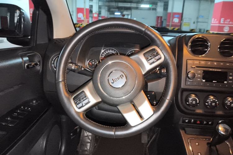 Used Jeep Compass 2013 2.4L four-wheel drive luxury version Steering Wheel