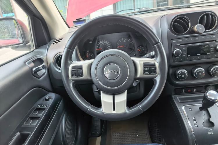 Used Jeep Compass 2013 2.4L four-wheel-drive sport version Steering Wheel