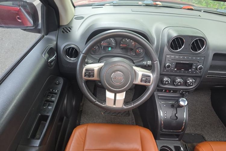 Used Jeep Compass 2013 2.4L four-wheel-drive sport version Steering Wheel