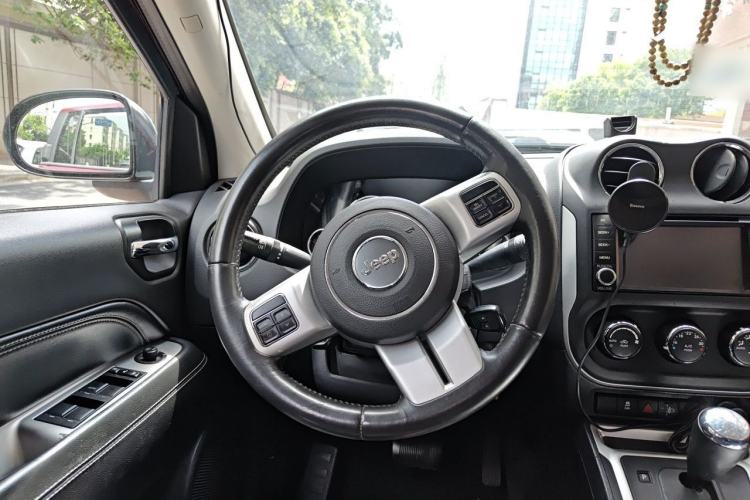 Used Jeep Compass 2013 2.4L four-wheel-drive sport version Steering Wheel