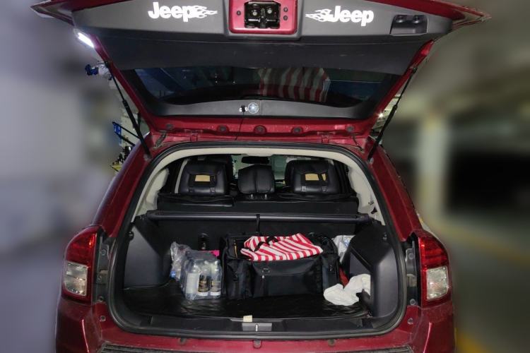 Used Jeep Compass 2013 2.4L four-wheel-drive sport version Trunk