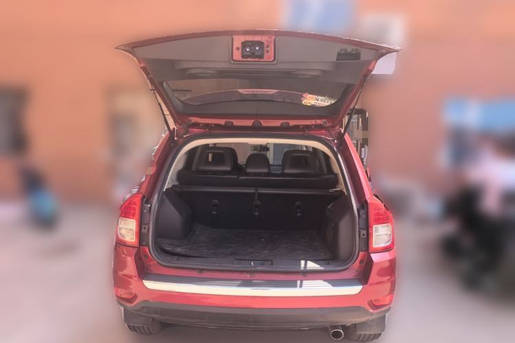 Used Jeep Compass 2013 2.4L four-wheel drive luxury version Trunk