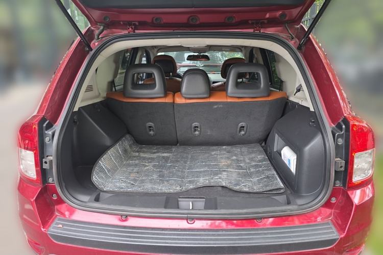 Used Jeep Compass 2013 2.4L four-wheel-drive sport version Trunk