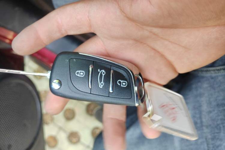 Used Jeep Compass 2013 2.4L four-wheel-drive sport version Vehicle Key