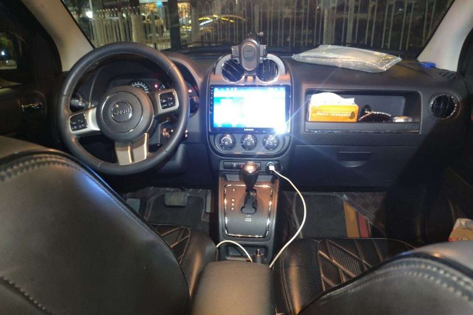 Used Jeep Compass 2013 2.4L four-wheel-drive sport version Center Console