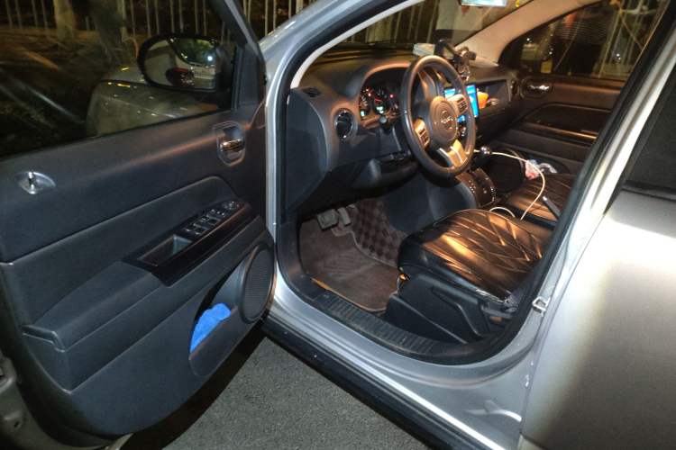 Used Jeep Compass 2013 2.4L four-wheel-drive sport version Driver Seat