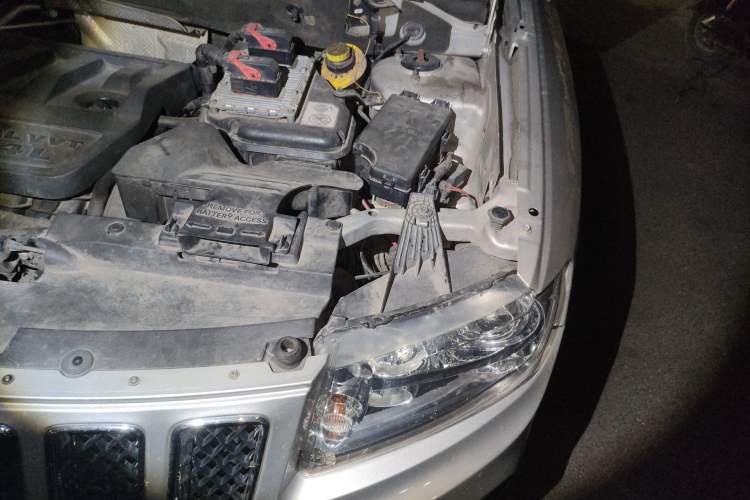 Used Jeep Compass 2013 2.4L four-wheel-drive sport version Engine Bay Left