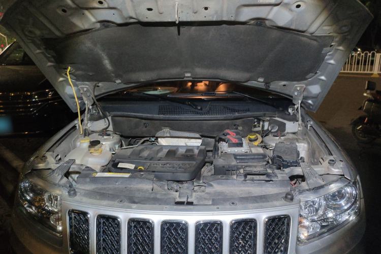 Used Jeep Compass 2013 2.4L four-wheel-drive sport version Engine Bay