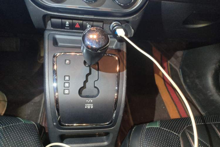 Used Jeep Compass 2013 2.4L four-wheel-drive sport version Gear Lever