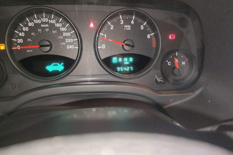 Used Jeep Compass 2013 2.4L four-wheel-drive sport version Odometer Close Up