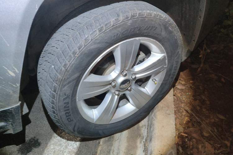 Used Jeep Compass 2013 2.4L four-wheel-drive sport version Right Front Wheel Hub