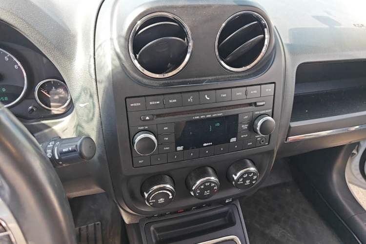 Used Jeep Compass 2013 2.4L four-wheel drive urban version Audio And AC Panel