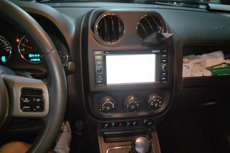 Used Jeep Compass 2013 2.4L four-wheel drive luxury version Audio And AC Panel