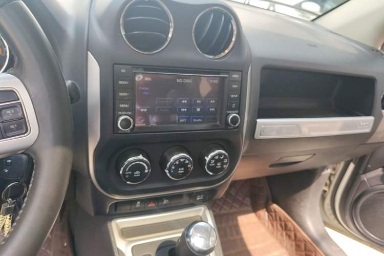 Used Jeep Compass 2013 2.4L four-wheel-drive sport version Audio And AC Panel