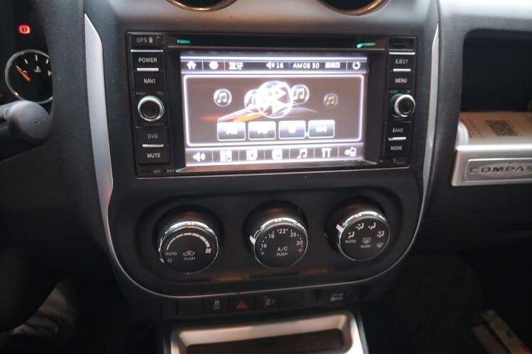 Used Jeep Compass 2013 2.4L four-wheel-drive sport version Audio And AC Panel