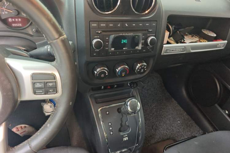 Used Jeep Compass 2013 2.4L four-wheel-drive sport version Audio And AC Panel