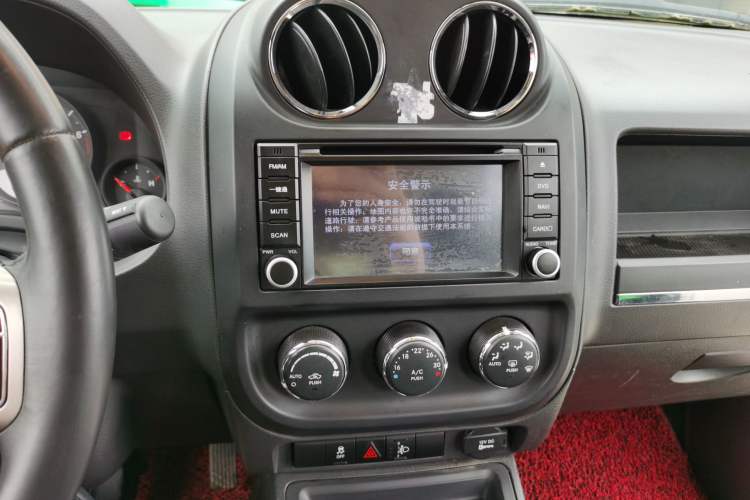 Used Jeep Compass 2013 2.4L four-wheel-drive sport version Audio And AC Panel