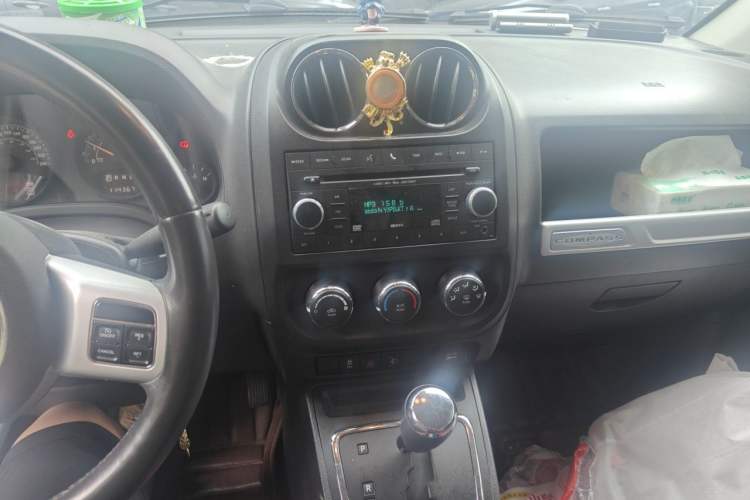 Used Jeep Compass 2013 2.4L four-wheel-drive sport version Audio And AC Panel
