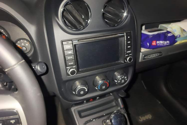 Used Jeep Compass 2013 2.0L two-wheel drive sport version Audio And AC Panel