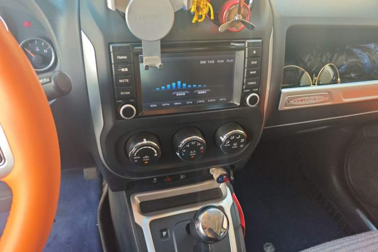 Used Jeep Compass 2013 2.4L four-wheel-drive sport version Audio And AC Panel