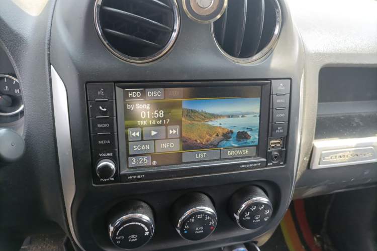 Used Jeep Compass 2013 2.4L four-wheel-drive sport version Audio And AC Panel