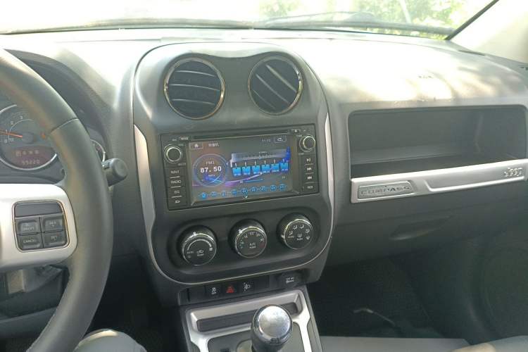 Used Jeep Compass 2013 2.4L four-wheel-drive sport version Audio And AC Panel