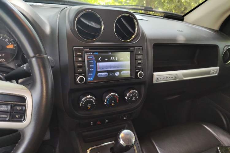Used Jeep Compass 2013 2.0L two-wheel drive sport version Audio And AC Panel